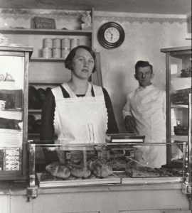Walter Haferkorn und Frau Elsa im Laden