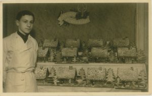 Der junge Wolfgang Haferkorn mit Lebkuchenhäusern